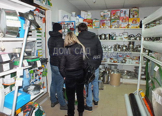 Посетители в магазине ДОМ САД на АЛЁХИНА.